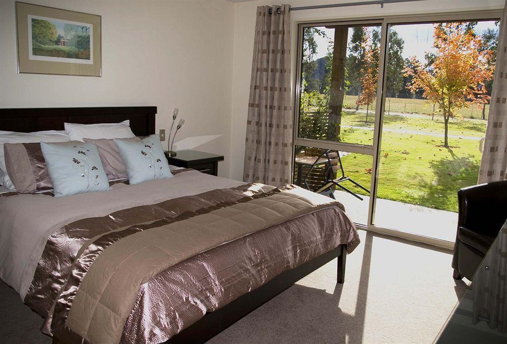 Maple Lodge Luxury Bed & Breakfast Albert Town Extérieur photo