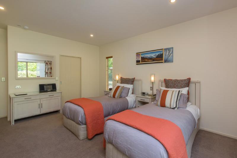 Maple Lodge Luxury Bed & Breakfast Albert Town Extérieur photo